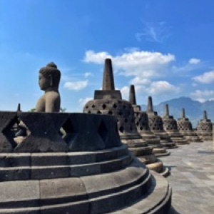 Depuis Yogyakarta, au centre de l'île de Java, on trouve à proximité le temple bouddhique de Borobudur, à l'ouest, et le temple hindouiste de Prambanan, à l'est..#Indonesia #temple #borobudur